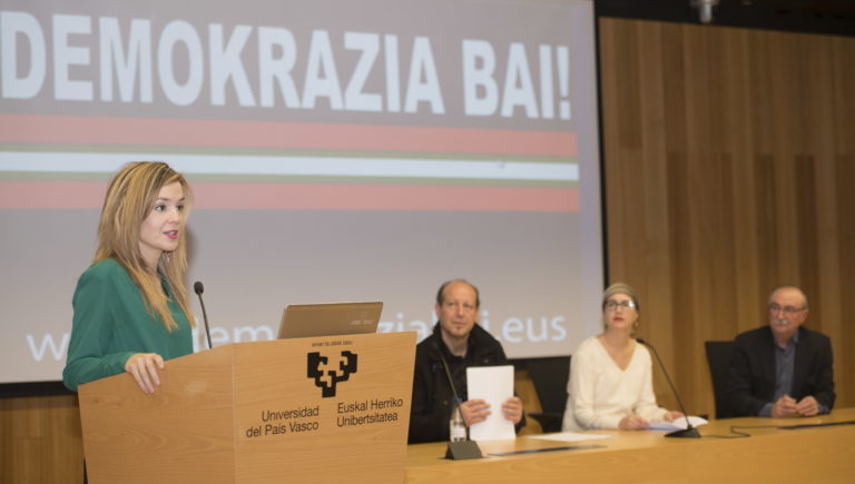 2018-12-18, Donostia. Demokrazia Bai-ren agerraldia. Estatus berri bati buruzko agiria, eta agiri hori sostengatzen duten sinadurak aurkeztuo dituzte. Han izan dira, besteak beste, Juan Jose Ibarretxe, Joseba Azkarraga, Iñigo Iruin, Rafa Diez, Nekane Alzelai.

18-12-2018, San Sebastián. Comparecencia de Demokrazia Bai, para presentar un manifiesto sobre el nuevo estatus y las firmas que lo sustentan. Comparecerán entre otros Juan Jose Ibarretxe, Joseba Azkarraga, Iñigo Iruin, Rafa Diez, Nekane Alzelai.