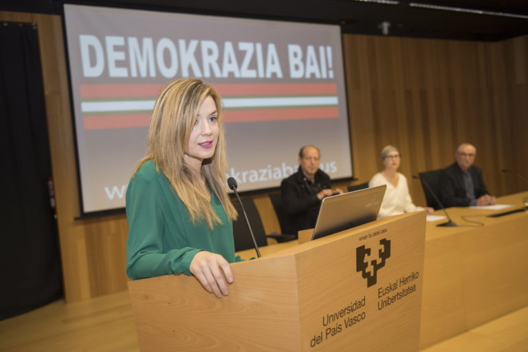 2018-12-18, Donostia. Demokrazia Bai-ren agerraldia. Estatus berri bati buruzko agiria, eta agiri hori sostengatzen duten sinadurak aurkeztuo dituzte. Han izan dira, besteak beste, Juan Jose Ibarretxe, Joseba Azkarraga, Iñigo Iruin, Rafa Diez, Nekane Alzelai.

18-12-2018, San Sebastián. Comparecencia de Demokrazia Bai, para presentar un manifiesto sobre el nuevo estatus y las firmas que lo sustentan. Comparecerán entre otros Juan Jose Ibarretxe, Joseba Azkarraga, Iñigo Iruin, Rafa Diez, Nekane Alzelai.