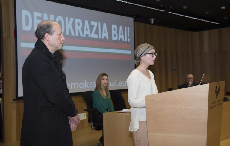 2018-12-18, Donostia. Demokrazia Bai-ren agerraldia. Estatus berri bati buruzko agiria, eta agiri hori sostengatzen duten sinadurak aurkeztuo dituzte. Han izan dira, besteak beste, Juan Jose Ibarretxe, Joseba Azkarraga, Iñigo Iruin, Rafa Diez, Nekane Alzelai.

18-12-2018, San Sebastián. Comparecencia de Demokrazia Bai, para presentar un manifiesto sobre el nuevo estatus y las firmas que lo sustentan. Comparecerán entre otros Juan Jose Ibarretxe, Joseba Azkarraga, Iñigo Iruin, Rafa Diez, Nekane Alzelai.