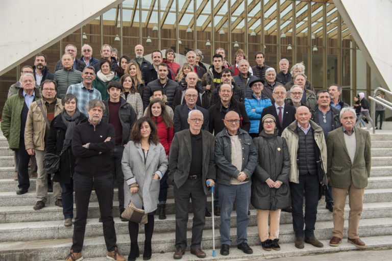 2018-12-18, Donostia. Demokrazia Bai-ren agerraldia. Estatus berri bati buruzko agiria, eta agiri hori sostengatzen duten sinadurak aurkeztuo dituzte. Han izan dira, besteak beste, Juan Jose Ibarretxe, Joseba Azkarraga, Iñigo Iruin, Rafa Diez, Nekane Alzelai.

18-12-2018, San Sebastián. Comparecencia de Demokrazia Bai, para presentar un manifiesto sobre el nuevo estatus y las firmas que lo sustentan. Comparecerán entre otros Juan Jose Ibarretxe, Joseba Azkarraga, Iñigo Iruin, Rafa Diez, Nekane Alzelai.