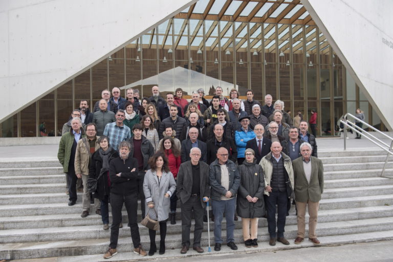 2018-12-18, Donostia. Demokrazia Bai-ren agerraldia. Estatus berri bati buruzko agiria, eta agiri hori sostengatzen duten sinadurak aurkeztuo dituzte. Han izan dira, besteak beste, Juan Jose Ibarretxe, Joseba Azkarraga, Iñigo Iruin, Rafa Diez, Nekane Alzelai.

18-12-2018, San Sebastián. Comparecencia de Demokrazia Bai, para presentar un manifiesto sobre el nuevo estatus y las firmas que lo sustentan. Comparecerán entre otros Juan Jose Ibarretxe, Joseba Azkarraga, Iñigo Iruin, Rafa Diez, Nekane Alzelai.