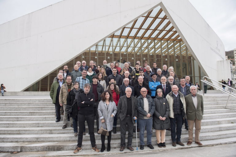 2018-12-18, Donostia. Demokrazia Bai-ren agerraldia. Estatus berri bati buruzko agiria, eta agiri hori sostengatzen duten sinadurak aurkeztuo dituzte. Han izan dira, besteak beste, Juan Jose Ibarretxe, Joseba Azkarraga, Iñigo Iruin, Rafa Diez, Nekane Alzelai.

18-12-2018, San Sebastián. Comparecencia de Demokrazia Bai, para presentar un manifiesto sobre el nuevo estatus y las firmas que lo sustentan. Comparecerán entre otros Juan Jose Ibarretxe, Joseba Azkarraga, Iñigo Iruin, Rafa Diez, Nekane Alzelai.