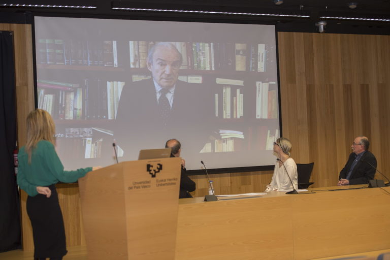 2018-12-18, Donostia. Demokrazia Bai-ren agerraldia. Estatus berri bati buruzko agiria, eta agiri hori sostengatzen duten sinadurak aurkeztuo dituzte. Han izan dira, besteak beste, Juan Jose Ibarretxe, Joseba Azkarraga, Iñigo Iruin, Rafa Diez, Nekane Alzelai.

18-12-2018, San Sebastián. Comparecencia de Demokrazia Bai, para presentar un manifiesto sobre el nuevo estatus y las firmas que lo sustentan. Comparecerán entre otros Juan Jose Ibarretxe, Joseba Azkarraga, Iñigo Iruin, Rafa Diez, Nekane Alzelai.