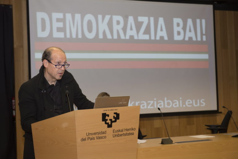 2018-12-18, Donostia. Demokrazia Bai-ren agerraldia. Estatus berri bati buruzko agiria, eta agiri hori sostengatzen duten sinadurak aurkeztuo dituzte. Han izan dira, besteak beste, Juan Jose Ibarretxe, Joseba Azkarraga, Iñigo Iruin, Rafa Diez, Nekane Alzelai.

18-12-2018, San Sebastián. Comparecencia de Demokrazia Bai, para presentar un manifiesto sobre el nuevo estatus y las firmas que lo sustentan. Comparecerán entre otros Juan Jose Ibarretxe, Joseba Azkarraga, Iñigo Iruin, Rafa Diez, Nekane Alzelai.