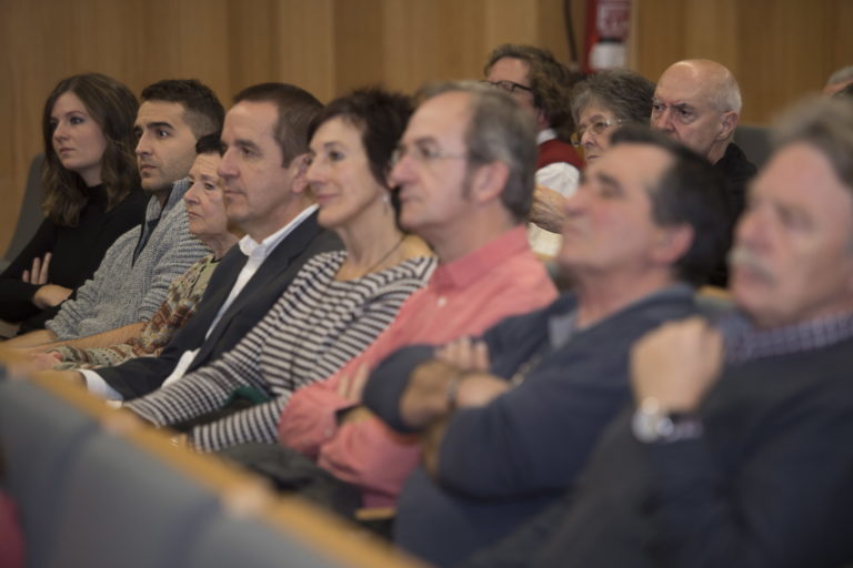 2018-12-18, Donostia. Demokrazia Bai-ren agerraldia. Estatus berri bati buruzko agiria, eta agiri hori sostengatzen duten sinadurak aurkeztuo dituzte. Han izan dira, besteak beste, Juan Jose Ibarretxe, Joseba Azkarraga, Iñigo Iruin, Rafa Diez, Nekane Alzelai.

18-12-2018, San Sebastián. Comparecencia de Demokrazia Bai, para presentar un manifiesto sobre el nuevo estatus y las firmas que lo sustentan. Comparecerán entre otros Juan Jose Ibarretxe, Joseba Azkarraga, Iñigo Iruin, Rafa Diez, Nekane Alzelai.