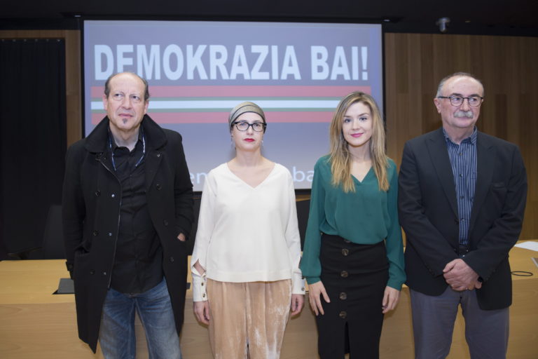2018-12-18, Donostia. Demokrazia Bai-ren agerraldia. Estatus berri bati buruzko agiria, eta agiri hori sostengatzen duten sinadurak aurkeztuo dituzte. Han izan dira, besteak beste, Juan Jose Ibarretxe, Joseba Azkarraga, Iñigo Iruin, Rafa Diez, Nekane Alzelai.

18-12-2018, San Sebastián. Comparecencia de Demokrazia Bai, para presentar un manifiesto sobre el nuevo estatus y las firmas que lo sustentan. Comparecerán entre otros Juan Jose Ibarretxe, Joseba Azkarraga, Iñigo Iruin, Rafa Diez, Nekane Alzelai.