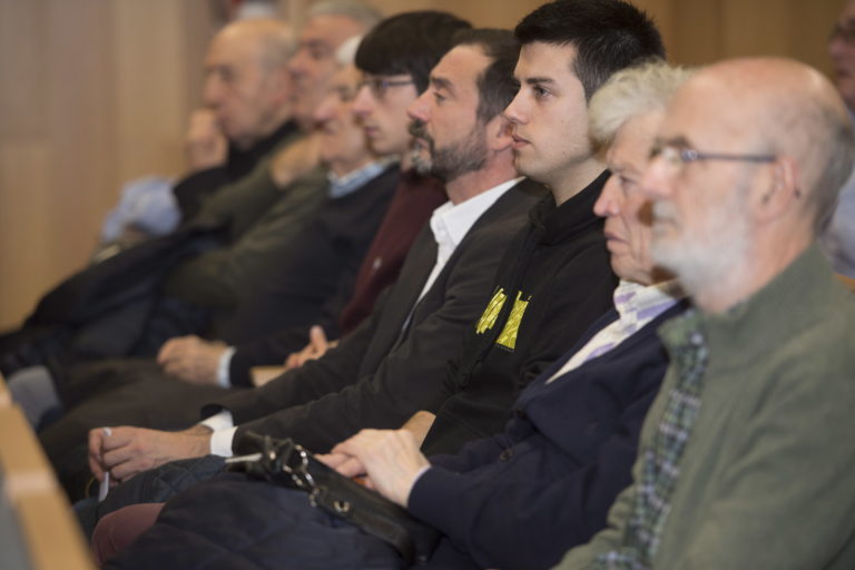 2018-12-18, Donostia. Demokrazia Bai-ren agerraldia. Estatus berri bati buruzko agiria, eta agiri hori sostengatzen duten sinadurak aurkeztuo dituzte. Han izan dira, besteak beste, Juan Jose Ibarretxe, Joseba Azkarraga, Iñigo Iruin, Rafa Diez, Nekane Alzelai.

18-12-2018, San Sebastián. Comparecencia de Demokrazia Bai, para presentar un manifiesto sobre el nuevo estatus y las firmas que lo sustentan. Comparecerán entre otros Juan Jose Ibarretxe, Joseba Azkarraga, Iñigo Iruin, Rafa Diez, Nekane Alzelai.