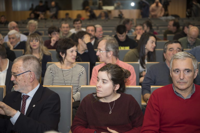 2018-12-18, Donostia. Demokrazia Bai-ren agerraldia. Estatus berri bati buruzko agiria, eta agiri hori sostengatzen duten sinadurak aurkeztuo dituzte. Han izan dira, besteak beste, Juan Jose Ibarretxe, Joseba Azkarraga, Iñigo Iruin, Rafa Diez, Nekane Alzelai.

18-12-2018, San Sebastián. Comparecencia de Demokrazia Bai, para presentar un manifiesto sobre el nuevo estatus y las firmas que lo sustentan. Comparecerán entre otros Juan Jose Ibarretxe, Joseba Azkarraga, Iñigo Iruin, Rafa Diez, Nekane Alzelai.