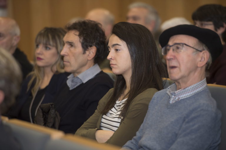 2018-12-18, Donostia. Demokrazia Bai-ren agerraldia. Estatus berri bati buruzko agiria, eta agiri hori sostengatzen duten sinadurak aurkeztuo dituzte. Han izan dira, besteak beste, Juan Jose Ibarretxe, Joseba Azkarraga, Iñigo Iruin, Rafa Diez, Nekane Alzelai.

18-12-2018, San Sebastián. Comparecencia de Demokrazia Bai, para presentar un manifiesto sobre el nuevo estatus y las firmas que lo sustentan. Comparecerán entre otros Juan Jose Ibarretxe, Joseba Azkarraga, Iñigo Iruin, Rafa Diez, Nekane Alzelai.