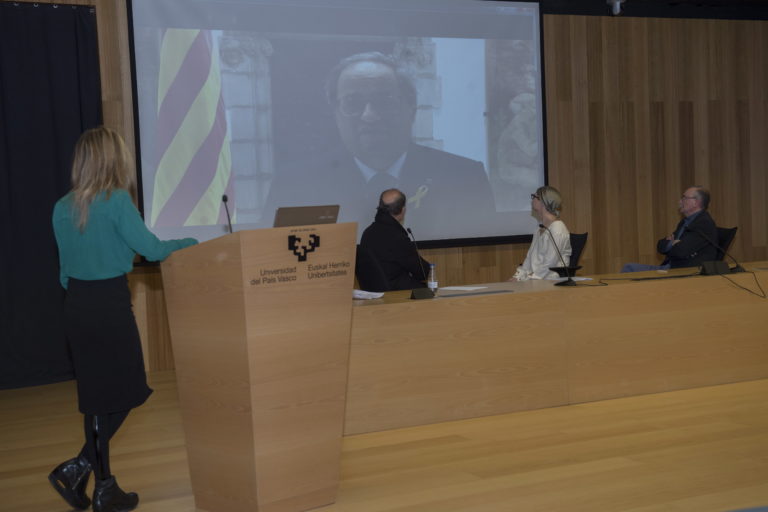 2018-12-18, Donostia. Demokrazia Bai-ren agerraldia. Estatus berri bati buruzko agiria, eta agiri hori sostengatzen duten sinadurak aurkeztuo dituzte. Han izan dira, besteak beste, Juan Jose Ibarretxe, Joseba Azkarraga, Iñigo Iruin, Rafa Diez, Nekane Alzelai.

18-12-2018, San Sebastián. Comparecencia de Demokrazia Bai, para presentar un manifiesto sobre el nuevo estatus y las firmas que lo sustentan. Comparecerán entre otros Juan Jose Ibarretxe, Joseba Azkarraga, Iñigo Iruin, Rafa Diez, Nekane Alzelai.
