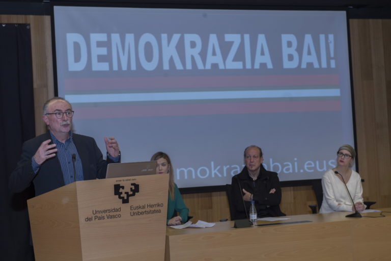 2018-12-18, Donostia. Demokrazia Bai-ren agerraldia. Estatus berri bati buruzko agiria, eta agiri hori sostengatzen duten sinadurak aurkeztuo dituzte. Han izan dira, besteak beste, Juan Jose Ibarretxe, Joseba Azkarraga, Iñigo Iruin, Rafa Diez, Nekane Alzelai.

18-12-2018, San Sebastián. Comparecencia de Demokrazia Bai, para presentar un manifiesto sobre el nuevo estatus y las firmas que lo sustentan. Comparecerán entre otros Juan Jose Ibarretxe, Joseba Azkarraga, Iñigo Iruin, Rafa Diez, Nekane Alzelai.